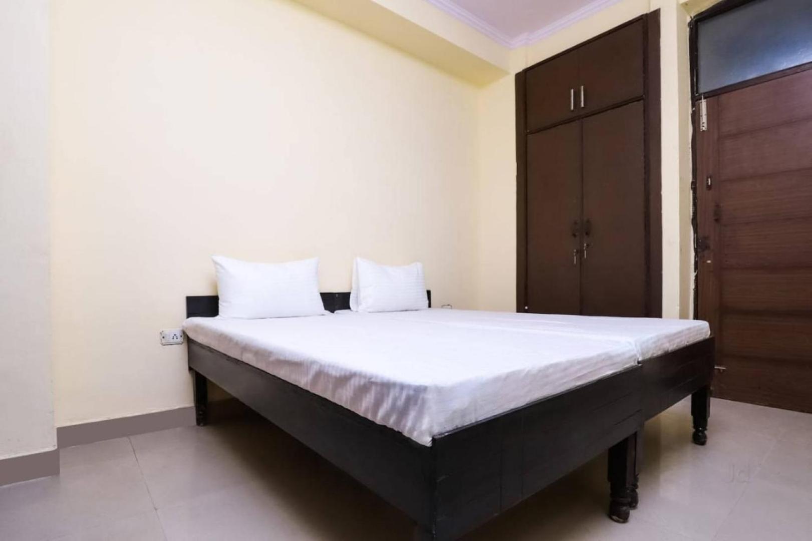 Chirag Hotel,Газиабад Екстериор снимка